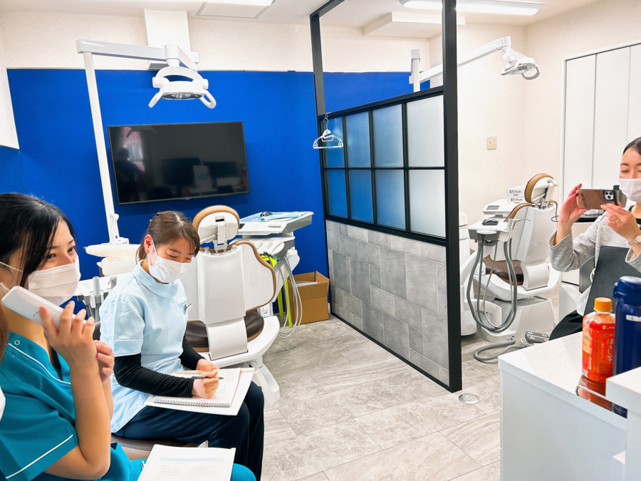 八王子スカイデンタルクリニック（歯科助手の求人）の写真5枚目：マナー研修の様子