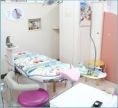 生協なでしこ歯科（歯科医師の求人）の写真3枚目：子どもや障がい者の方が治療を受けやすいよう、フラットな診療台を採用しています