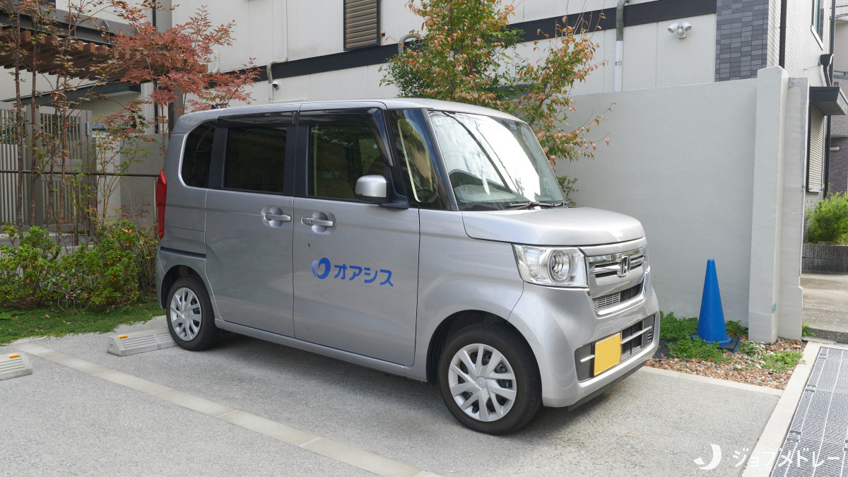 グループホーム  グランオアシス帝塚山（介護職/ヘルパーの求人）の写真4枚目：施設の車両です