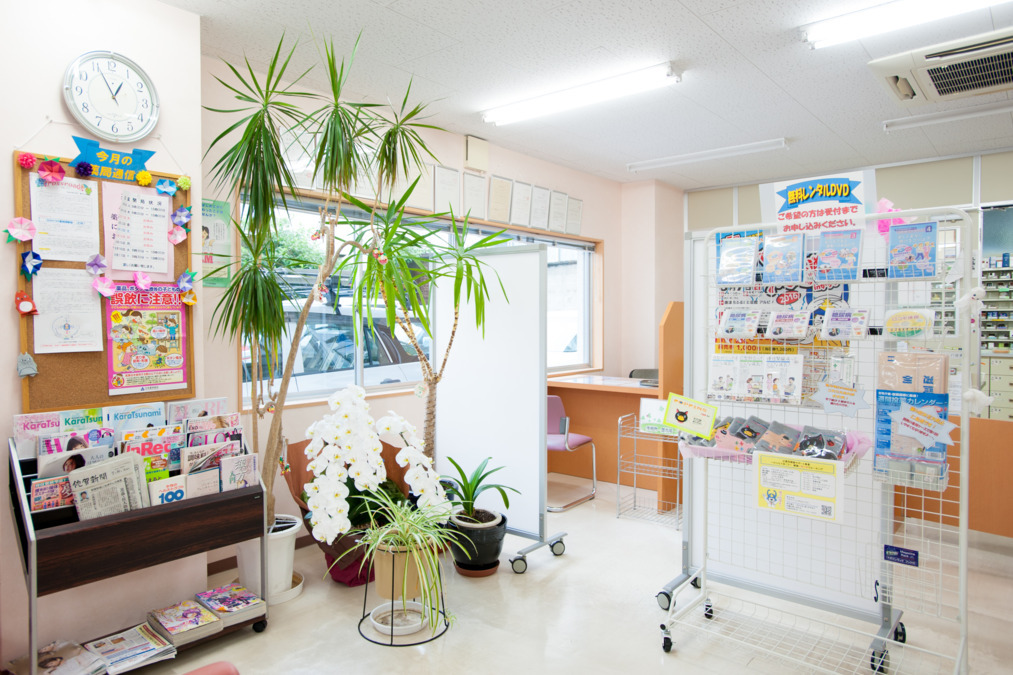 辻薬局 大名小路店（薬剤師の求人）の写真4枚目：辻薬店　大名小路店　プライバシーを重視し、目隠しを設置しております♪