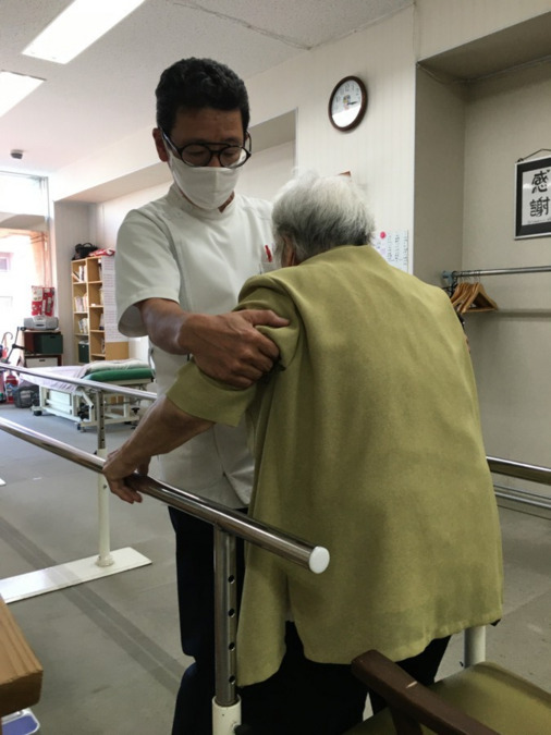 リハビリテーションサービス しもしん(介護タクシー/ドライバーの求人)の写真5枚目:理学療法士による歩行練習の様子です。