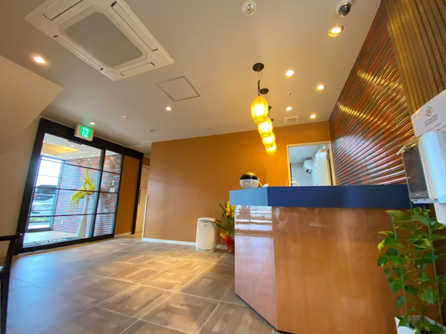 住宅型有料老人ホーム　ESCARE THE GRAND 湖南リゾート(エスケア ザ グランド 湖南リゾート)（介護職/ヘルパーの求人）の写真11枚目：受付フロント