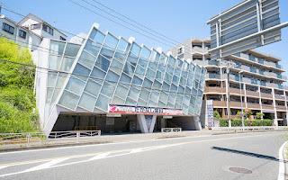 たかなし歯科（歯科医師の求人）の写真2枚目：たかなし歯科３階建てのちょっと目を引くユニークなビルです