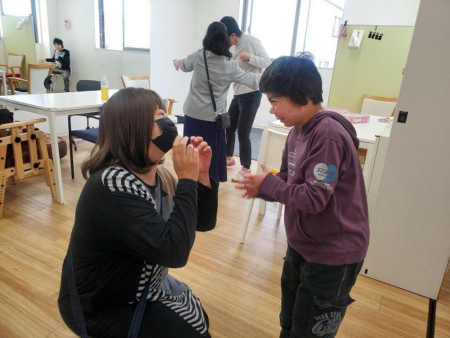 生活介護事業所　コアラハウス（生活支援員の求人）の写真9枚目：大好きなスタッフさんと楽しいひと時♪