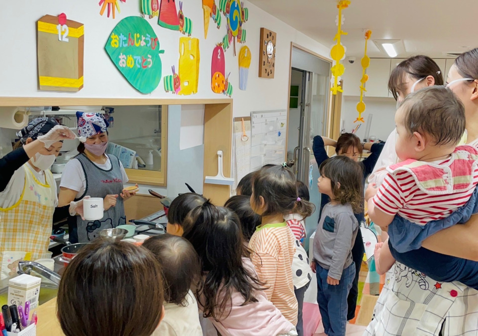 オレンジ保育園(調理師/調理スタッフの求人)の写真5枚目:特別にみんなで調理の様子を見学しました