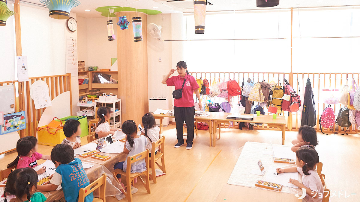 えがおの森保育園・おおもり駅前（保育士の求人）の写真4枚目：広々として開放的な保育室です