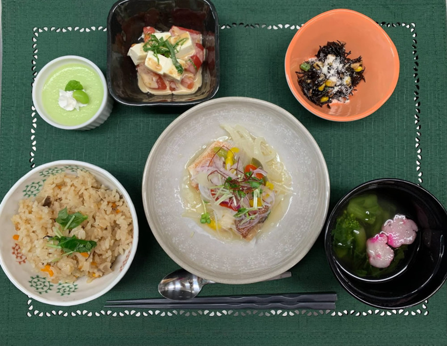 有限会社AISOU 久遠の里内の厨房の写真3枚目：栄養バランスを考えたお食事を提供しています