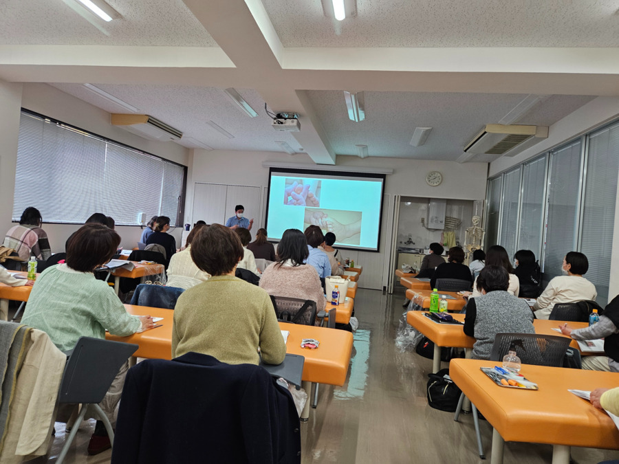 トータルライフケア新中野　訪問看護ステーション（医療事務/受付の求人）の写真5枚目：セミナーの様子です。
勉強熱心な方にお集まりいただいております。