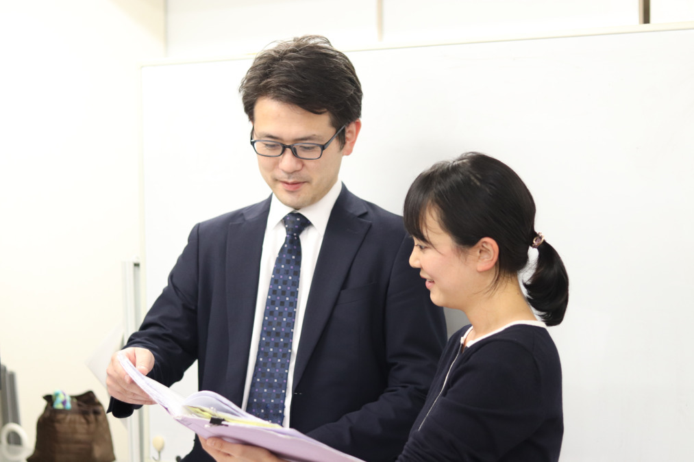 伸栄学習会　南行徳教室（サービス管理責任者の求人）の写真3枚目：スタッフミーディングの風景