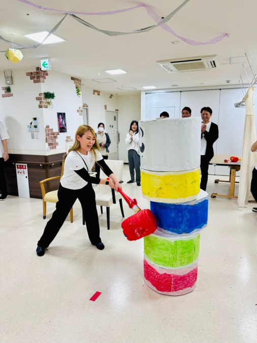 介護付き有料老人ホーム　ソレイユとよなか（介護職/ヘルパーの求人）の写真13枚目：利用者様に負けじと白熱しております！