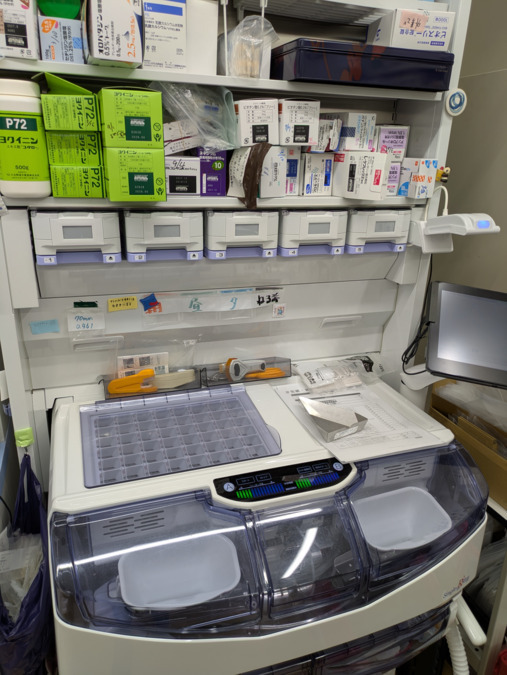 あおぞら薬局　堀切菖蒲園店（薬剤師の求人）の写真6枚目：実は外来と個人在宅用の分包機もあります。こちらは円盤式なのでスキルは不要です。
