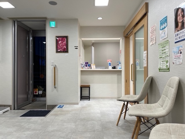 なお歯科クリニック(歯科衛生士の求人)の写真4枚目:待合室は真っ白な空間で清潔です.