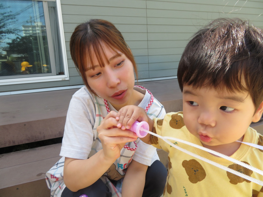 こととも保育園もりやま（保育士の求人）の写真2枚目：もりやま　職員と園児