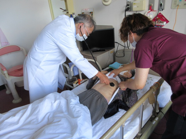 介護付き有料老人ホーム　サンライズ茂原（看護師/准看護師の求人）の写真5枚目：訪問診療時の補助業務のご様子です。