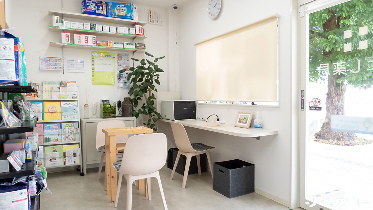 こにし薬局（薬剤師の求人）の写真4枚目：白を基調としたおしゃれな雰囲気の店内です