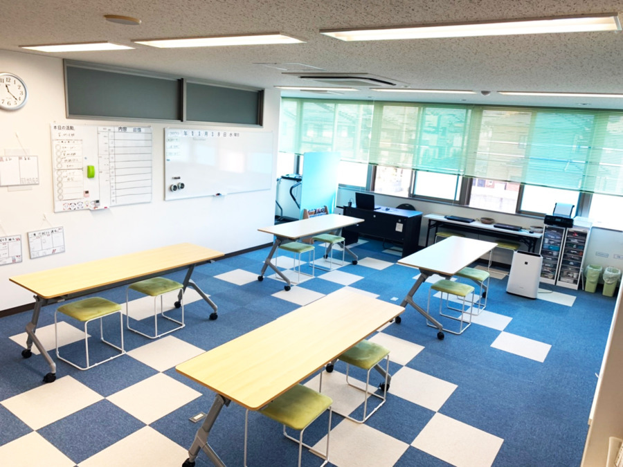 放課後等デイサービス カロカロきっず2(児童指導員の求人)の写真:学習塾のような雰囲気の、明るく清潔感のある施設です。