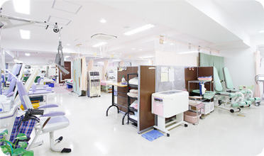 わだ内科整形外科（理学療法士の求人）の写真2枚目：広々としたリハビリ室を完備しています