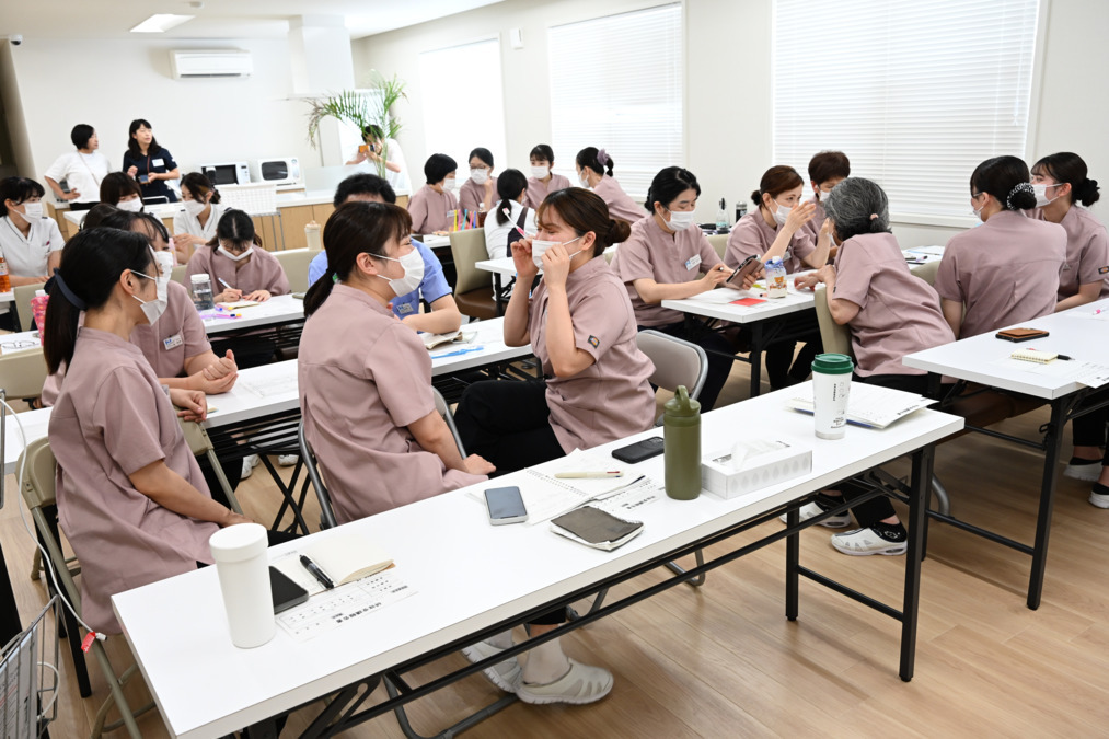 星野歯科クリニック（歯科医師の求人）の写真22枚目：風通しの良い職場。✨意見交換が活発な笑顔の研修会。