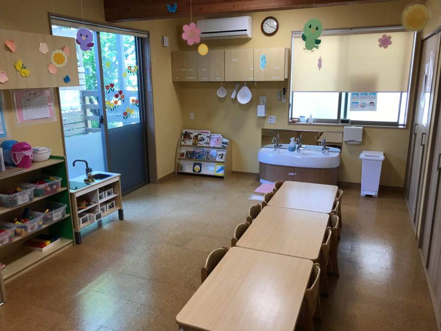 めぐみ保育園（保育士の求人）の写真8枚目：2歳児保育室です。