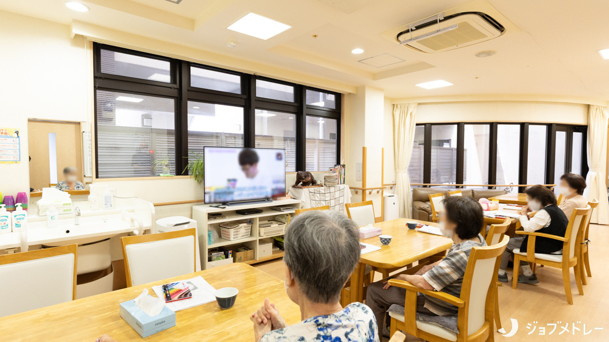 小規模多機能型居宅介護エクセレント修学院（介護職/ヘルパーの求人）の写真10枚目：テレビを見ながらくつろぎの時間です＊