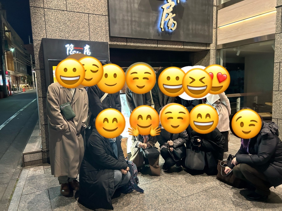 医療法人社団行基会　川村総合診療院（医療事務/受付の求人）の写真7枚目：懇親会でのスタッフ集合写真
参加率は高く、いつも楽しい交流の場になっている。
