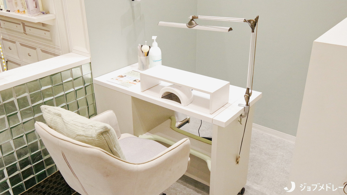 ヘブンリープラス＋  Luz湘南辻堂店（ネイリストの求人）の写真7枚目：白を基調としたおしゃれな内装です♪