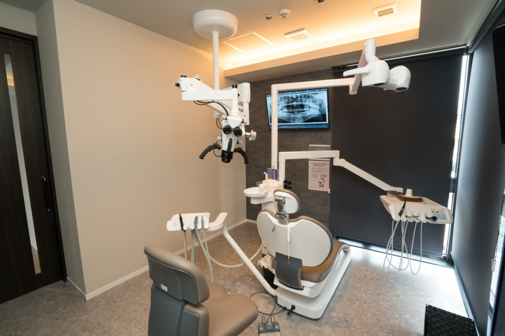 岡崎駅南デンタルオフィス（歯科助手の求人）の写真9枚目：広めの個室なので診療のアシストのために器具などの準備もしやすいです。
