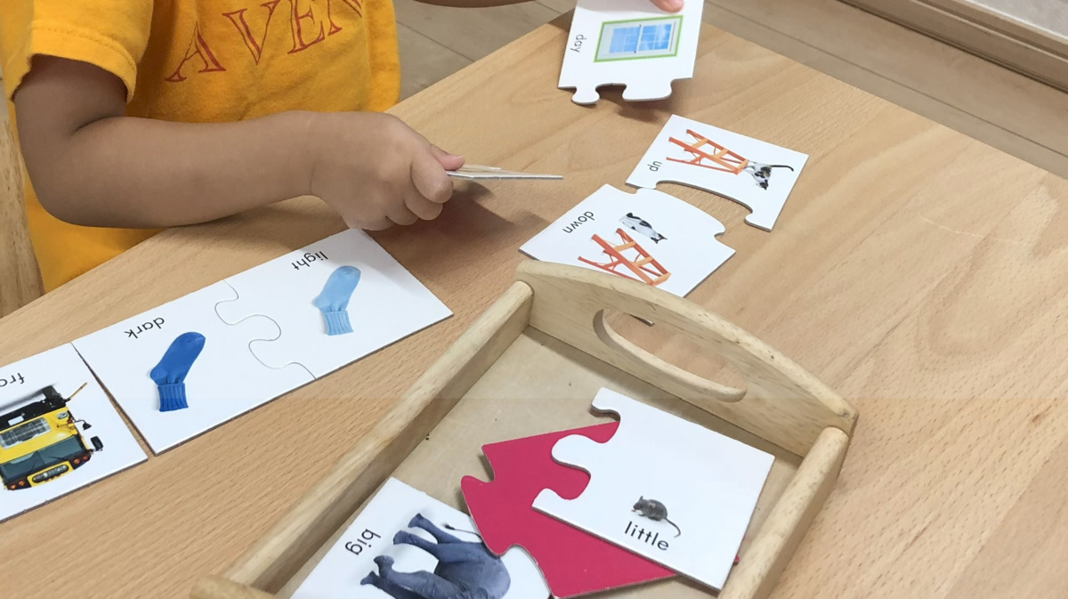 アベニール保育園（保育補助の求人）の写真8枚目：絵合わせカードにも英語・中国語の言語教育を取り入れています☆