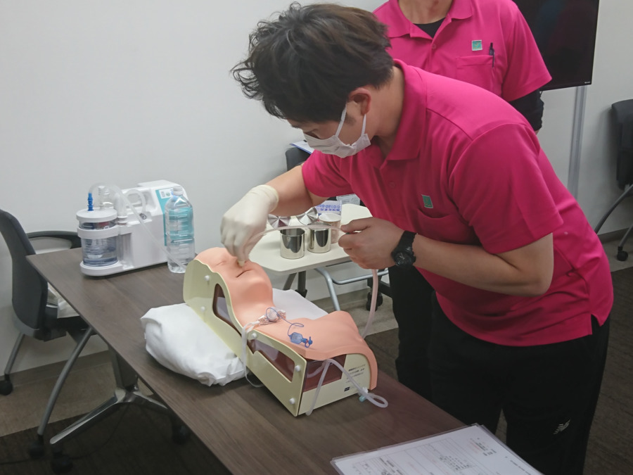 ロイヤルレジデンス見沼（介護職/ヘルパーの求人）の写真3枚目：社内実施／実務者研修の様子