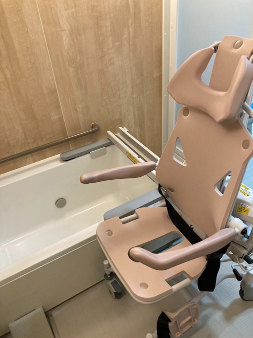 デイサービス虹彩(介護職/ヘルパーの求人)の写真7枚目:チェアタイプのリフト導入