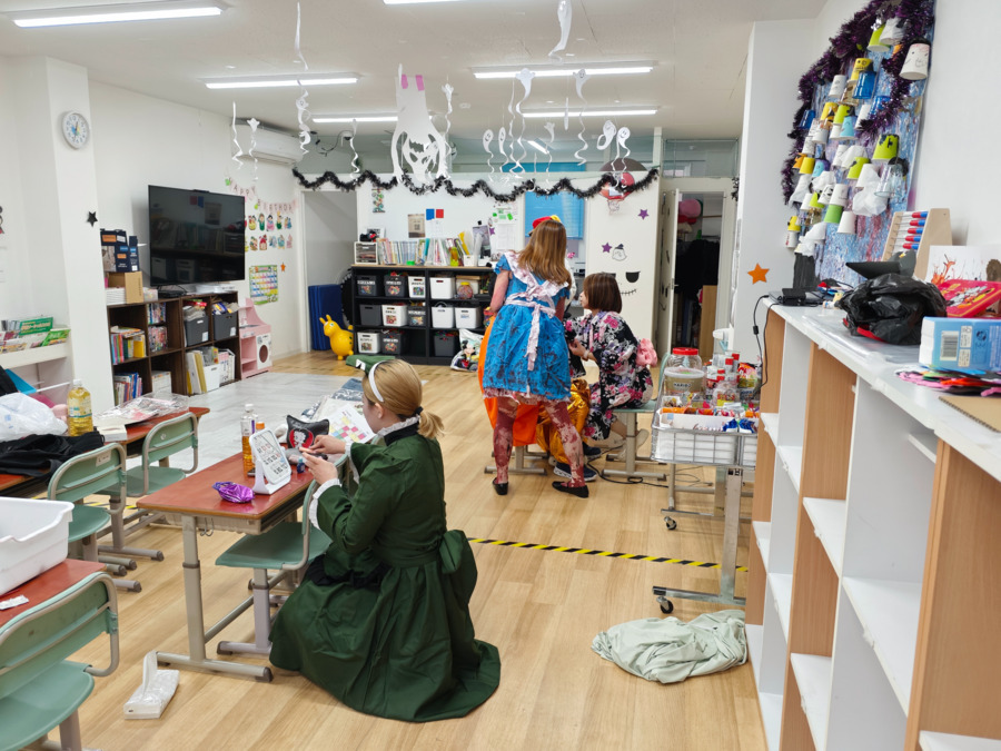 児童発達支援・放課後等デイサービス「ウィズ・ユー町田成瀬プラス」【2026年03月オープン予定】の写真4枚目：ハロウィーンパーティの準備の一コマ。真剣だから楽しくワンチームで頑張っています