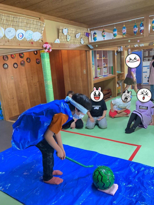 放課後なかよしくらぶ（児童指導員/指導員の求人）の写真11枚目：このスイカはお菓子が入ったピニャータです♪コロナ対策をしながら楽しんでいます。