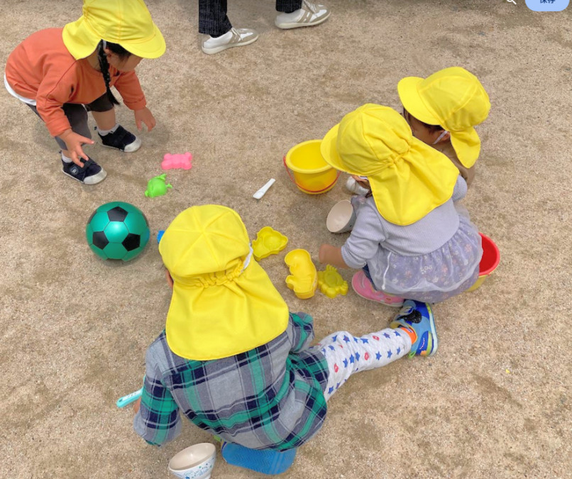 あじや保育園Anera～アネラ～（保育士の求人）の写真6枚目：近くのグラウンドで外遊びをしています