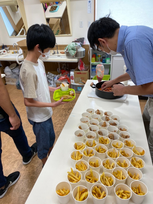 放課後等デイサービスぷるめりあの写真3枚目：2階にある就労継続支援の利用者さんたちとの交流会の様子です。
