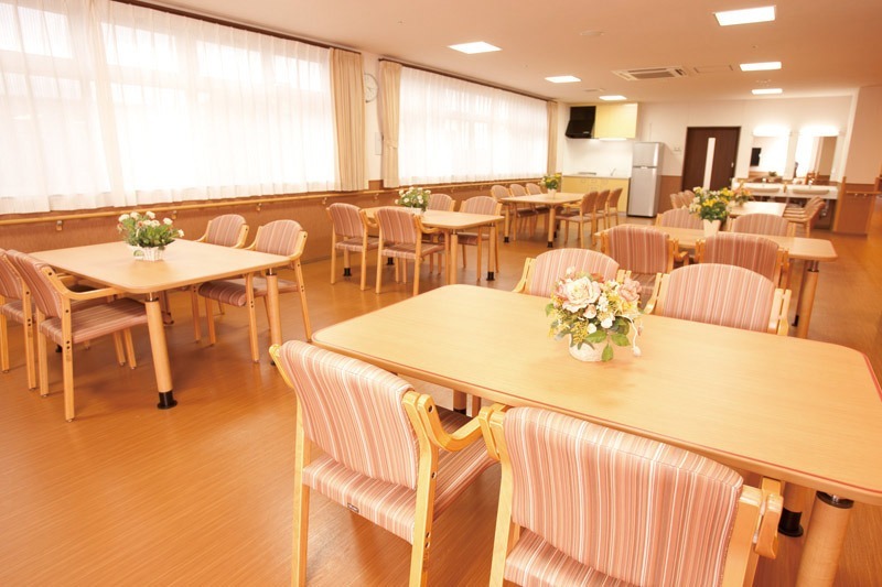 介護付有料老人ホーム　あいらの杜 茅ヶ崎（ケアマネジャーの求人）の写真4枚目：食堂では食事やレクリエーションなどを実施します。