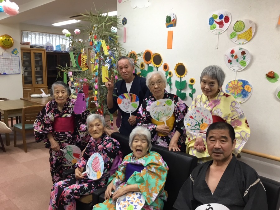 だんらんの家　京終の写真4枚目：七夕では男性は甚平、女性は浴衣を着て頂き楽しみました