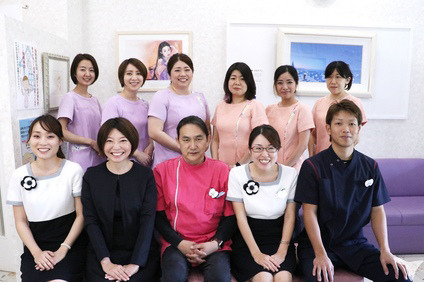 医療法人ひかり会荒瀬歯科医院(歯科医師の求人)の写真:スタッフ集合写真