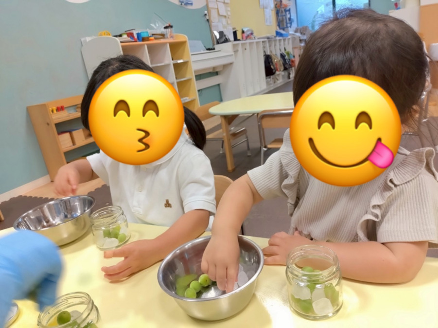 学びメイク保育園（保育士の求人）の写真5枚目：毎年、梅シロップを作って完成したものはご家庭に持ち帰ります。美味しい！楽しい！