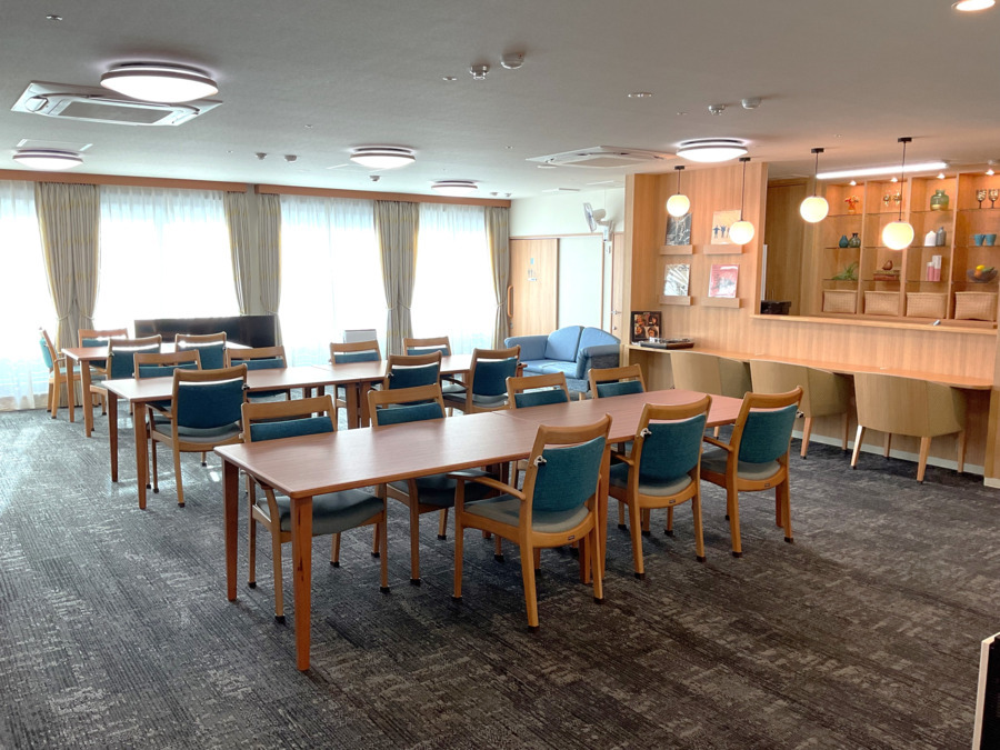 ミモザ三島壱町田介護付きホームの写真2枚目：食堂兼機能訓練室です。施設内は掃除の行き届いた明るく清潔な空間となっております♪