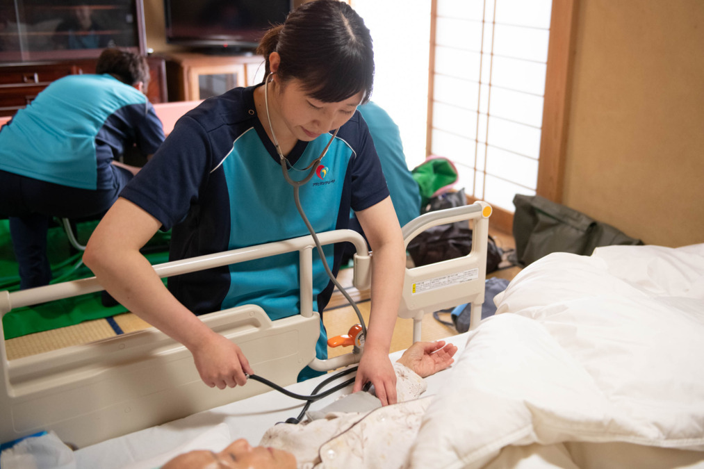 在宅介護センター札幌東（看護師/准看護師の求人）の写真4枚目：入浴前に健康チェックをしっかりと行い、安全な入浴サービスを提供します