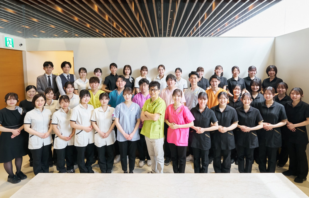 医療法人CREA　ただこし歯科・矯正歯科 総合クリニック（歯科医師の求人）の写真4枚目：総勢45人ほどのスタッフです。