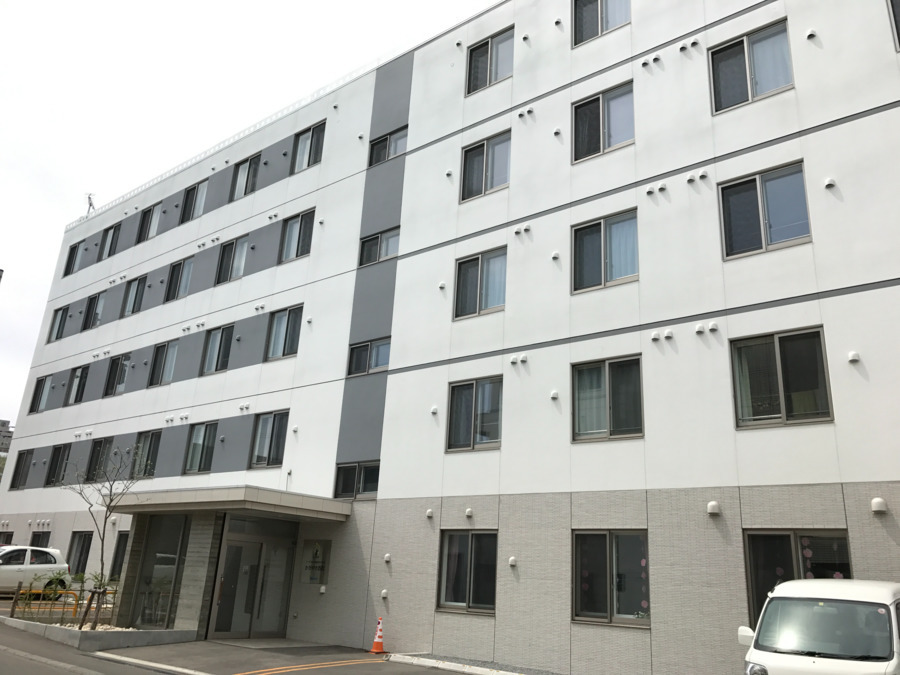 サービス付き高齢者向け住宅 かがやき西町(管理職(介護)の求人)の写真7枚目:最寄り駅は地下鉄東西線宮の沢駅。バスセンターからも近い職場環境。車通勤O.K.!