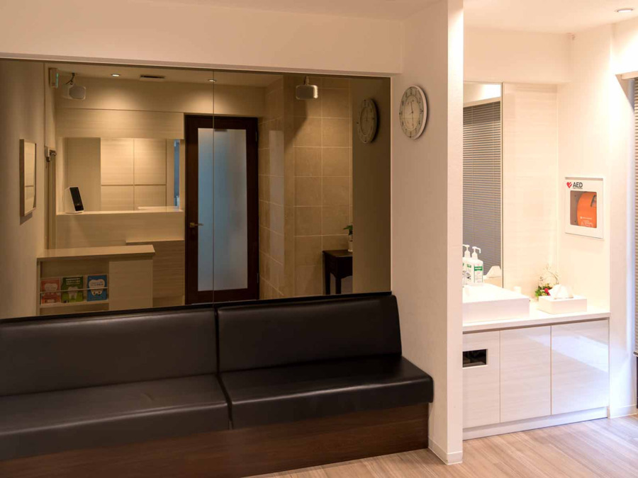 銀座ルミナス歯科(歯科助手の求人)の写真2枚目:待合室・洗面所