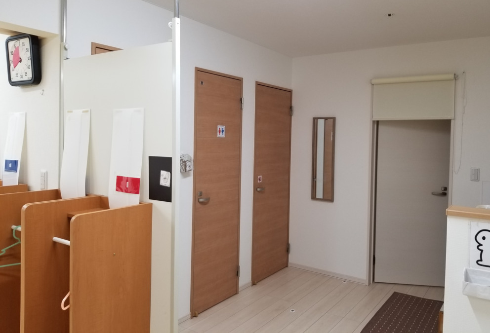 放課後等デイサービスのこじゅく（児童指導員/指導員の求人）の写真6枚目：トイレは２か所あります。