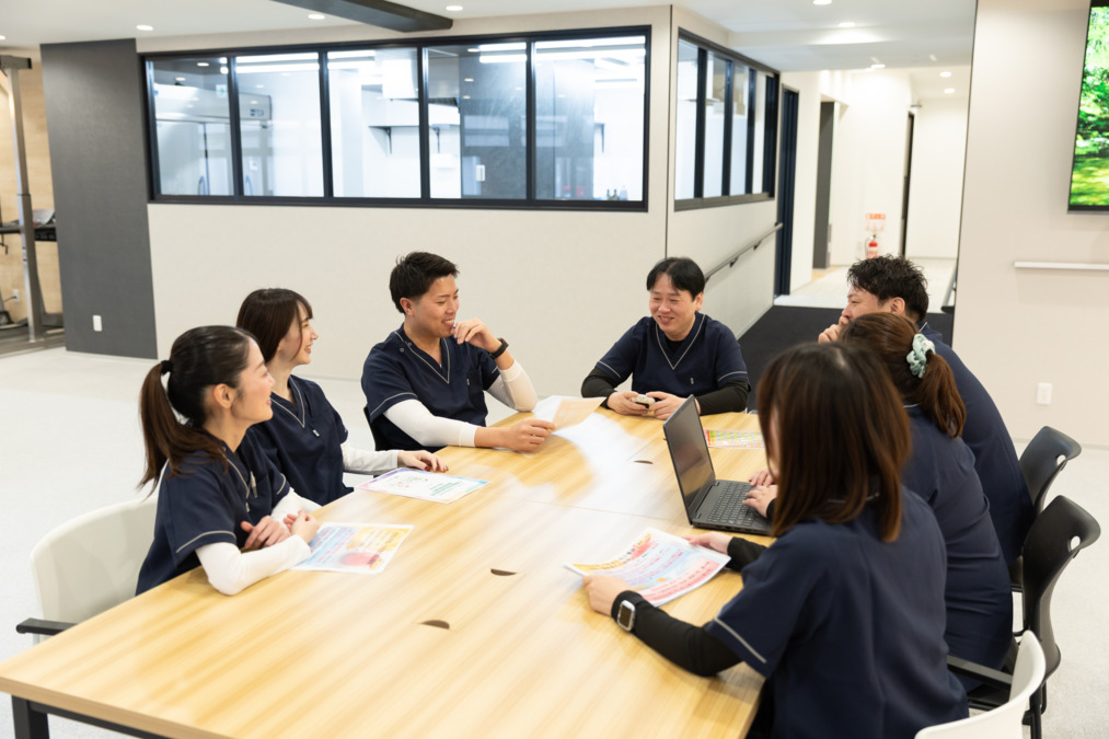 レッツ倶楽部 寺方本通り【2026年01月オープン】(介護職/ヘルパーの求人)の写真2枚目:ミーティングでは職種関係なくフラットに意見が出し合えます♪