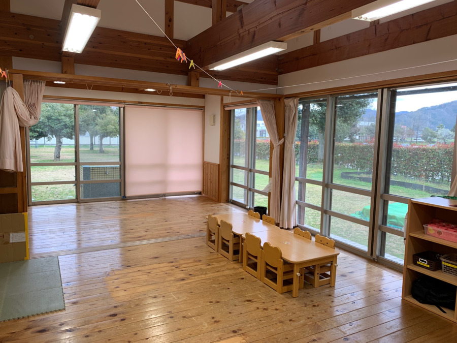 福井大学はなみずき保育園の写真4枚目：幅広い年齢層の職員がアットホームな環境で働いています。
