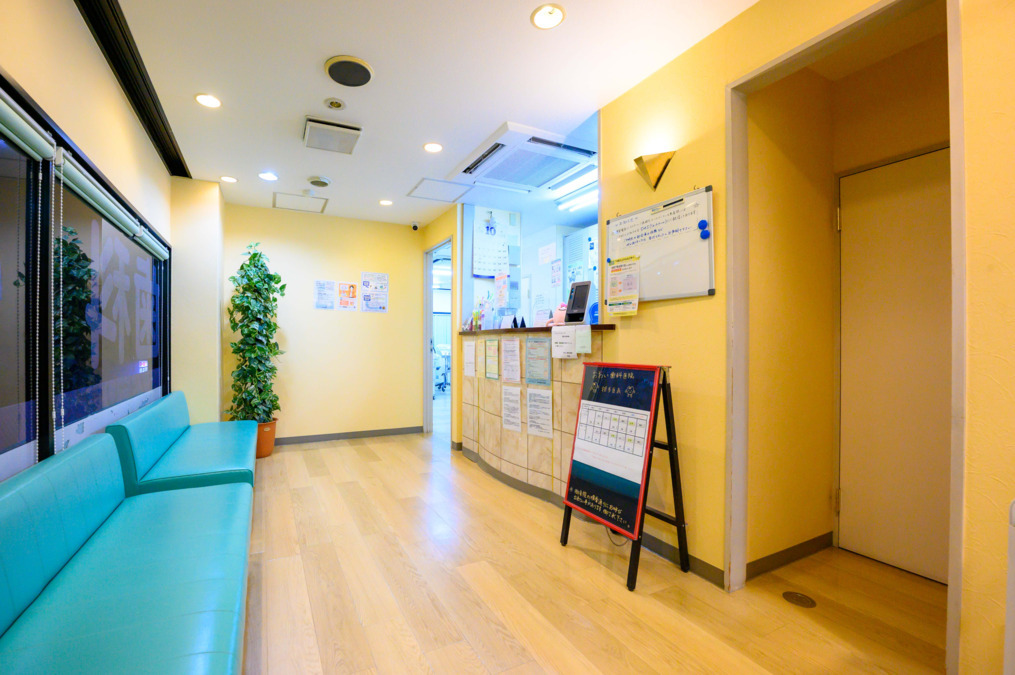 おおい歯科医院（歯科衛生士の求人）の写真5枚目：受付・待合室です。