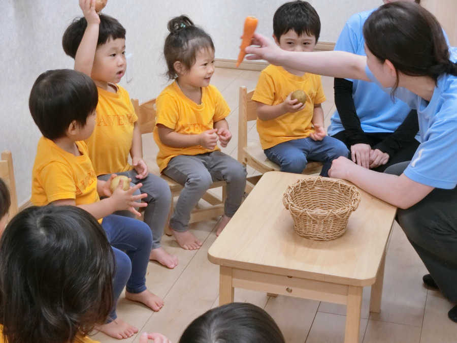 アベニール保育園（保育補助の求人）の写真11枚目：本物のお野菜を手に取り、五感を刺激します。