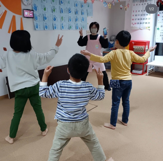 放課後等デイサービス ウィズ・ユー落合南長崎(児童発達支援管理責任者の求人)の写真6枚目:みんなで楽しくダンス♪