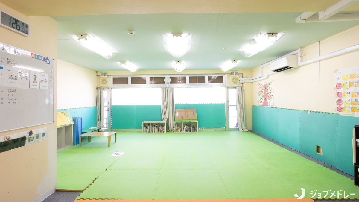 ライズ児童デイサービスやこう幸（児童指導員/指導員の求人）の写真5枚目：事業所内は明るく広々とした空間です